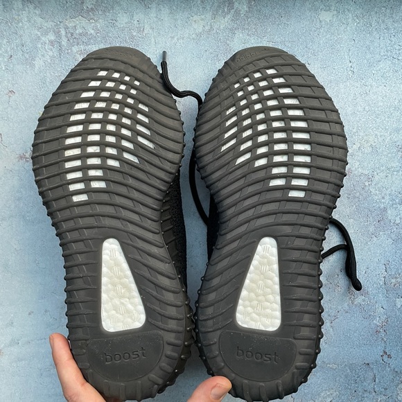 Yeezy Boost 350 V2 'Bred' - Picture 7 of 9